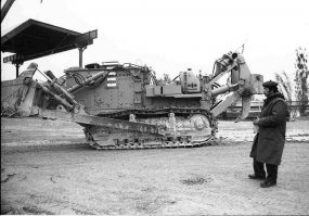 Там вообще-то были радиоуправляемые трактора. Например Komatsu D-355W(на фото)
Их конечно было мало и работали на самых загрязненных участках.
Например на Красноярском заводе НПО " Сибцветметавтоматика " изготавливались комплекты для переоборудования бульдозеров и тракторов, на дистанционное управление. Часть комплектов монтировались на технику прямо на заводе, часть отправлялась на другие заводы или прямо на место аварии.