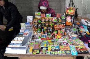 Лет 10 назад под новый год ставил на Выхино возле перехода продавца и столик с пиротехникой. Отстегивал в пять адресов: менты, охрана выхинского рынка, линейному управлению метрополитена, управским, и казакам!!! При чем тут казаки я вообще не въехал, но чистая выручка около 500$ в час получалась. Наценка на некоторые хлопушки до 700% доходила. Для 2007 года очень хорошие деньги были.
Бывало, что некоторые блюстители закона просто подходили и брали что понравится нахаляву.
Нас тогда таких 7 столов в ряд стояло в 10 метрах от перехода, 31 декабря часиков в 16 появилось еще три столика рядом, так приехал милицейский автобус, продавцов под белы рученьки и товар в автобус, а нас демонстративно как-бы не заметили. Потом узнали, что они не всем заплатили.
Фото не мое, из инета, но примерно выглядело так.