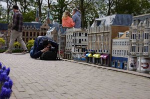 Из моего архива "пойманных" фотографов.
Один на свадьбе у сестрёнки, второй - в парке Madurodam