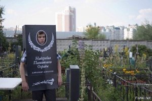 Посетители музея сломали 800-летний гроб, положив в него ребёнка для фото