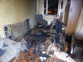 Решил покурить, не вставая с постели...