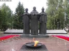 Извиняюсь за возможное оскорбление патриотических чувств, но вот эту композицию  в народе называют "Бабы жарят крокодила"?