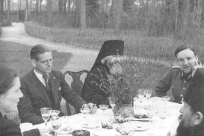 три основных задачи
- проведение пропаганды, имеющей целью представить немцев в роли защитников русского народа; 
- оказание активного содействия немцам в проведении экономических и политических мероприятий; 
-сбор сведений о политических настроениях населения и экономическом положении районов, а также выдача советских патриотов оккупационным властям. 

Вот чем они занимались!!!!
где ты тут ярлыки увидел??????????

-------------
вот они невинные овечки, служители культа