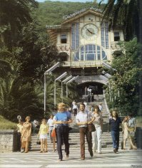 Это давно оккупированная Россией, территория Абхазии.
Так что этот разваленный кусок Российской Федерации, под названием Гагры к Грузии не относится.
Как видно, тоже ни кто приводить в порядок не собирается.
Была бы Абхазия частью Грузии, цвела бы и пахла не нагло воняла как сейчас.