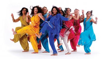 И все танцуют.