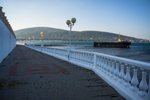 Это турецкий Ziya Kos. Я в Кабардинке отдыхаю каждый год с 2007. За 10 лет турки (или не они))) наполовину его разобрали.