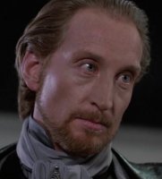 Чарлз Дэнс - это Дьявол из "Золотого ребенка"


и Лорд Витинари из "Опочтарения" 



Но нет, надо было какую-то кидорскую фотку воткнуть.