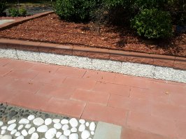 Я делал этим летом нечто похожее но по собственной технологии.
Это обычный бетоный блок, на одной из поверхностей наносятся несколько слоёв. Первый слой типа нечто вроде краски-грунтовки, которая используется при кладке плитки на бетоные поверхности. Потом раствор для кладки плитки. В него уже аккуратно распределяется мраморная крошка. И, наконец, покрывается всё специальной прозрачной эпоксидной смолой, которая устойчива к солнечному свету и атмосферным воздействиям.