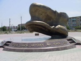 "Пятитонный бронзовый альчик высотою 3 метра торжественно открыли в 2000 году на главной площади города Атырау (Гурьеве) возле Центральной мечети.