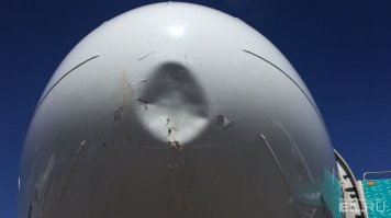 Вы опять не туда загибаете. Неаккуратность это птичка попавшаяся на курсе самолета. Повреждают носовые обтекатели, двигатели. 
Случаи когда на рулежке сталкиваются самолеты это не разгильдяйство, а человеческий фактор, спешка и перегрузка линий.
Если во время сборки приладили герметизацию двери не обеспечивающую полную герметичность, то это технология монтажа ни больше ни меньше. Разводить спор ради спора, чем вы и занимаетесь - пустая трата времени.