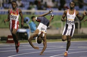 Этот чернявый брэйкдансер просто решил посреди забега станцевать:"Смотрите ребята как я умею верхний брэйкданс!"