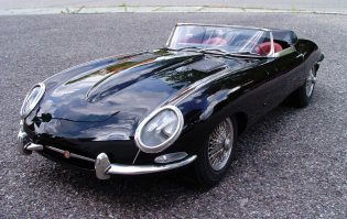 Пострадал о Хаммера, я думаю jaguar e type.
