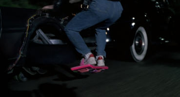 А "летающая" машина по дороге катится на колесиках :) 
Этот ляп, мой отец, заметил еще когда мы впервые смотрели этот фильм на VHS видеокассетах. До сих пор обращаю внимание при пересмотрах ;)