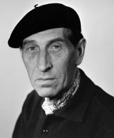 "Актеры ВСЕГДА в нашей стране получали хорошо, причем получили в большей степени ЗП черным налом"
------------------
Может это будет слишком грубо, но не надо 3,14здеть,если не знаешь

Георгий Вицин



 Вицин до последнего играл в театре, а свою богатую квартиру отдал любимой дочери. Перебрался в хрущовку, где стал избегать публичной жизни и даже общения с соседями.

В немногочисленном кругу его знакомых вспоминают, что Георгий Михайлович отличался особой добротой. Кормил птиц, подбирал и выхаживал дворовых собак, хотя сам жил на скромную пенсию и гонорары за редкие выступления. Помощь от поклонников не принимал, ссылаясь на то, что люди отдают ему последнее. Демонстративно не взял даже деньги, присланные в больницу.

Умер после продолжительной болезни на девятом десятке лет. За скромным пенсионерским гробом шли лишь вдова с дочерью и несколько соседок. 

Семен Фарада



Любимый характерный актер Семен Фарада за несколько лет до смерти выпал из театральной и киношной жизни. Его здоровье не позволяло работать с полной отдачей.

Семен Фарада прошел лечение в десяти больницах. В одной из них ему сделали операцию   установили искусственный клапан в сердце. Перенес он ее отлично, даже хвастался тем, что может играть в футбол. Но спустя некоторое время до актера дошло известие о смерти Григория Горина.

Печальные новости вызвали сильнейшее потрясение, которое спровоцировало инсульт. У актера нарушилась речь, стало тяжело ходить. Прошло чуть больше года, и Семен Львович снова попадает в операционную   на этот раз звездный актер сломал шейку бедра. Три операции только усугубили состояние сердечно-сосудистой системы Фарады. У него диагностируют второй инсульт.

Все эти годы актер, не имеющий возможность сниматься, жил в настоящей нищете. Деньги на дорогое лечение не выделялись, семья актера все это время выкручивалась сама. Во многом из-за недостатка средств на дорогие лекарства, знаменитый артист скончался от сердечной недостаточности на 76 году жизни. 

Сергей Филиппов



 Актер ненавидел свою славу, поскольку его часто узнавали отождествляли с глупыми и неуклюжими персонажами, докучали на улице, без зазрения совести могли остановить, лезли с объятиями, считали  своим  человеком. Злясь на беспардонную народную любовь, Филиппов стал настоящим затворником.

В 1965 году у актера обнаружили рак головного мозга. Умирал он тяжело и одиноко. Друзья Сергея Николаевича писали в своих воспоминаниях, что Филиппов буквально голодал, а вот его сын, который почему-то не заботился об отце со страшным заболеванием, настаивает, что папа был счастлив, занимался коллекционированием бронзовых фигурок, мебели из красного дерева и антиквариата.

Тем временем факт остается фактом: две недели тело знаменитого актера пролежало в пустой квартире. Денег на похороны любимец публики не скопил, Ленком отказался хоронить его за свой счет. Александр Демьяненко, узнав о беде, что называется  с шапкой по миру  нашел считанные копейки, которых хватило, чтобы проводить героя главных советских фильмов в последний путь. Сын на похороны не успел. 

Тамара Носова



 Она всю жизнь скрывала свое происхождение потому, что стеснялась признаться, что собственный отец бросил ее с братьями в детском доме   после смерти мамы. Тамару Макаровну воспитывала приемная семья, которой актриса была очень предана. Родной отец явился, только когда Тома стала известной. Узнал ее в кино, предложил общаться, но друзьями они не стали: Тамара была против.

До старости она будет держаться за свою приемную маму, а после ее смерти замкнется в себе и станет вести затворнический образ жизни. Детей Носова не нажила, старость встретила с нищенской пенсией, которой не хватало даже на квартплату. Под конец жизни была вынуждена питаться в столовых для бездомных.