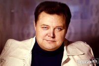 С их деньгами, вполне можно жить достойно и бороться с болезнями.
Наши актёры, в большинстве своём умирают всеми забытые в нищете.

Вячеслав Невинный



В 2005 году Невинный перенёс ампутацию: в Военном госпитале имени А. В. Вишневского ему удалили стопу левой ноги из-за начавшейся гангрены (осложнение на фоне сахарного диабета). В 2006 году из-за осложнения болезни актёру была произведена ампутация второй ноги.

Хотел быть похороненным на аллее актёров Новодевичьего кладбища.
Близкие Вячеслава Невинного и руководитель МХТ Олег Табаков просили об этом московские власти и лично мэра, но получили отказ.