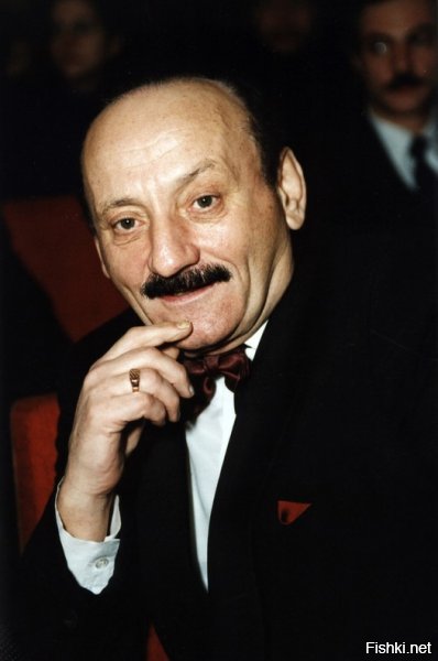 "Актеры ВСЕГДА в нашей стране получали хорошо, причем получили в большей степени ЗП черным налом"
------------------
Может это будет слишком грубо, но не надо 3,14здеть,если не знаешь

Георгий Вицин



 Вицин до последнего играл в театре, а свою богатую квартиру отдал любимой дочери. Перебрался в хрущовку, где стал избегать публичной жизни и даже общения с соседями.

В немногочисленном кругу его знакомых вспоминают, что Георгий Михайлович отличался особой добротой. Кормил птиц, подбирал и выхаживал дворовых собак, хотя сам жил на скромную пенсию и гонорары за редкие выступления. Помощь от поклонников не принимал, ссылаясь на то, что люди отдают ему последнее. Демонстративно не взял даже деньги, присланные в больницу.

Умер после продолжительной болезни на девятом десятке лет. За скромным пенсионерским гробом шли лишь вдова с дочерью и несколько соседок. 

Семен Фарада



Любимый характерный актер Семен Фарада за несколько лет до смерти выпал из театральной и киношной жизни. Его здоровье не позволяло работать с полной отдачей.

Семен Фарада прошел лечение в десяти больницах. В одной из них ему сделали операцию   установили искусственный клапан в сердце. Перенес он ее отлично, даже хвастался тем, что может играть в футбол. Но спустя некоторое время до актера дошло известие о смерти Григория Горина.

Печальные новости вызвали сильнейшее потрясение, которое спровоцировало инсульт. У актера нарушилась речь, стало тяжело ходить. Прошло чуть больше года, и Семен Львович снова попадает в операционную   на этот раз звездный актер сломал шейку бедра. Три операции только усугубили состояние сердечно-сосудистой системы Фарады. У него диагностируют второй инсульт.

Все эти годы актер, не имеющий возможность сниматься, жил в настоящей нищете. Деньги на дорогое лечение не выделялись, семья актера все это время выкручивалась сама. Во многом из-за недостатка средств на дорогие лекарства, знаменитый артист скончался от сердечной недостаточности на 76 году жизни. 

Сергей Филиппов



 Актер ненавидел свою славу, поскольку его часто узнавали отождествляли с глупыми и неуклюжими персонажами, докучали на улице, без зазрения совести могли остановить, лезли с объятиями, считали  своим  человеком. Злясь на беспардонную народную любовь, Филиппов стал настоящим затворником.

В 1965 году у актера обнаружили рак головного мозга. Умирал он тяжело и одиноко. Друзья Сергея Николаевича писали в своих воспоминаниях, что Филиппов буквально голодал, а вот его сын, который почему-то не заботился об отце со страшным заболеванием, настаивает, что папа был счастлив, занимался коллекционированием бронзовых фигурок, мебели из красного дерева и антиквариата.

Тем временем факт остается фактом: две недели тело знаменитого актера пролежало в пустой квартире. Денег на похороны любимец публики не скопил, Ленком отказался хоронить его за свой счет. Александр Демьяненко, узнав о беде, что называется  с шапкой по миру  нашел считанные копейки, которых хватило, чтобы проводить героя главных советских фильмов в последний путь. Сын на похороны не успел. 

Тамара Носова



 Она всю жизнь скрывала свое происхождение потому, что стеснялась признаться, что собственный отец бросил ее с братьями в детском доме   после смерти мамы. Тамару Макаровну воспитывала приемная семья, которой актриса была очень предана. Родной отец явился, только когда Тома стала известной. Узнал ее в кино, предложил общаться, но друзьями они не стали: Тамара была против.

До старости она будет держаться за свою приемную маму, а после ее смерти замкнется в себе и станет вести затворнический образ жизни. Детей Носова не нажила, старость встретила с нищенской пенсией, которой не хватало даже на квартплату. Под конец жизни была вынуждена питаться в столовых для бездомных.