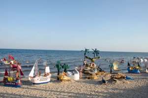 На фото Евпатория! "Новый пляж" на Симферопольской! У нас подобные реквизиты еще практикуются в курзале!