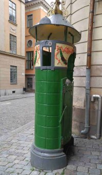 Вот такой компактный агрегат стоит в центре Стокгольма. Решетка на полу и гладкая стенка из нержавейки. Главный прикол, что это не примитивный сортир, он сам определяет, что дело уже сделано и неожиданно окатывает стенку потоком воды. Пытавшиеся им воспользоваться женщины выскакивали буквально замоченными в сортире.:)