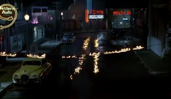 В первой части, когда молния бьёт в часы, провод протянут поперек дороги, сразу видно, что Спилберг никогда не видел троллейбуса, иначе он бы протянул кабель вдоль дороги....
Реально невозможно так точно попасть в крюком в провод на ходу в ту секунду когда ударит молния. А вот если протянуть вдоль, совсем не сложно, только разгонись до нужной скорости...