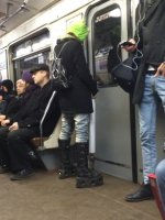 Кирпичи на ногах - чтобы ветром не сдуло.