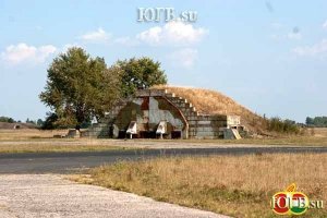 А вот более впечатляющие для меня снимки (небольшая их часть) с моей авиабазы (ныне такой же заброшенной).
ЮГВ г.Кишкунлацхаза 72-74гг.