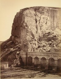 Автор идиот "Заброшенный акведук для переправки войск через реку Черная" Служил для снабжения Севастополя водой "акведук" от АКВА (вода).Трубопроводов не было. И на всем своем протяжении до Севастополя выглядел отлично. Кто будет плевать в колодец из которого пьют. А там рядом мост с этим местом еще до Крымской войны стоявший. Партизаны его не подорвали тогда.....