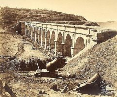 Автор идиот "Заброшенный акведук для переправки войск через реку Черная" Служил для снабжения Севастополя водой "акведук" от АКВА (вода).Трубопроводов не было. И на всем своем протяжении до Севастополя выглядел отлично. Кто будет плевать в колодец из которого пьют. А там рядом мост с этим местом еще до Крымской войны стоявший. Партизаны его не подорвали тогда.....