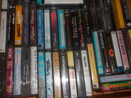 Часть из кассет живёт в машине. Штатная магнитола стоит. Качество звука - многие современные мультимедиа навороченные позавидуют.