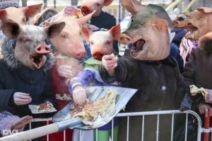 Таких только с лопаты угощать