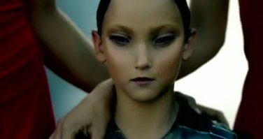 Физиономия грабителя до и после попытки нападения на трех футболистов