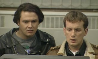 Конлет Хилл (Варис) в сериале 1994 года - вылитый Бенни Хилл.:)