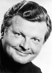 Конлет Хилл (Варис) в сериале 1994 года - вылитый Бенни Хилл.:)