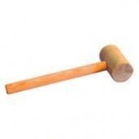 А мы его по морде чайником,
Самоваром, и паяльником,
Молотком и снова чайником
И отучим млять кусать...