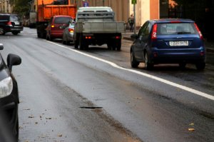 Эвоно чего Михалычь! Износ оказывается?!
Вот фотодоказательства как выглядит износ асфальтового покрытия (причём шипами). Как это доказать по фото? Элементарно, Ватсон! Правая сторона проезжей части чаще занята грузовым транспортом, а по левой стороне идёт обгон и движение легковушек. Для грузовиков шипованной резины не выпускают. На левой стороне износ асфальтового покрытия больше (видно не вооружённым взглядом) и это от шипов! Причём просадки дорожной конструкции нет (отсутствуют трещины и провалы). Чистый износ от шипов! А вот на видео брак асфальтобетонной смеси (присутствие в мелком заполнителе глины или большого количества пылевидных частиц, возможно ещё что-то), просадка дорожной одежды. "Картина маслом", как сказал бы Давид Маркович.