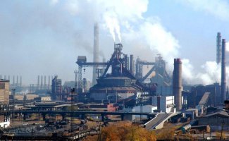 А это Темиртау площадью 296,1 км , где находиться гигантский металлургический комбинат, который президент Казахстана отдал в аренду на хрен знает сколько десятилетий индусам. Вы наверняка подумали что люди тут золотом едят ХА ХА ХА... Цены тут сравниваются с Карагандой и Астаной, при том з п просто смешные, кстати который то задерживают, то не платят вовсе, а работы нет нормальной. Дети все чаще и чаще рождаются с патологиями. Молодёжь мечтает вырваться в Европу или Америку, а старики просто доживают, люди вообще тут живут существуя. А индусы вообще срать хотели на экологию, жителей и никак не думают оправдывать свое пребывание на казахстанской земле, отравляя жизнь и здоровье горожан. Спасибо тебе и низкий поклон Нурсултан Абишевич, дай тебе(не знаю кто, но явно тут бога нет) и твоей многочисленной родне здоровья, да такого, как у Темиртаусцев.