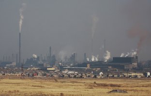 А это Темиртау площадью 296,1 км , где находиться гигантский металлургический комбинат, который президент Казахстана отдал в аренду на хрен знает сколько десятилетий индусам. Вы наверняка подумали что люди тут золотом едят ХА ХА ХА... Цены тут сравниваются с Карагандой и Астаной, при том з п просто смешные, кстати который то задерживают, то не платят вовсе, а работы нет нормальной. Дети все чаще и чаще рождаются с патологиями. Молодёжь мечтает вырваться в Европу или Америку, а старики просто доживают, люди вообще тут живут существуя. А индусы вообще срать хотели на экологию, жителей и никак не думают оправдывать свое пребывание на казахстанской земле, отравляя жизнь и здоровье горожан. Спасибо тебе и низкий поклон Нурсултан Абишевич, дай тебе(не знаю кто, но явно тут бога нет) и твоей многочисленной родне здоровья, да такого, как у Темиртаусцев.