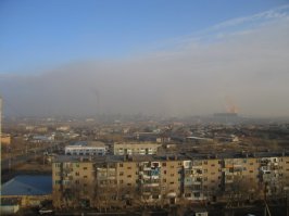 А это Темиртау площадью 296,1 км , где находиться гигантский металлургический комбинат, который президент Казахстана отдал в аренду на хрен знает сколько десятилетий индусам. Вы наверняка подумали что люди тут золотом едят ХА ХА ХА... Цены тут сравниваются с Карагандой и Астаной, при том з п просто смешные, кстати который то задерживают, то не платят вовсе, а работы нет нормальной. Дети все чаще и чаще рождаются с патологиями. Молодёжь мечтает вырваться в Европу или Америку, а старики просто доживают, люди вообще тут живут существуя. А индусы вообще срать хотели на экологию, жителей и никак не думают оправдывать свое пребывание на казахстанской земле, отравляя жизнь и здоровье горожан. Спасибо тебе и низкий поклон Нурсултан Абишевич, дай тебе(не знаю кто, но явно тут бога нет) и твоей многочисленной родне здоровья, да такого, как у Темиртаусцев.