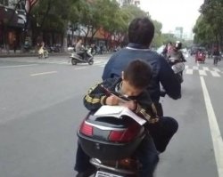 А вот таким папашам надо прав лешать (и родительских, и водительских)