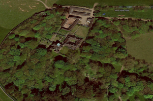 Мда, ну ты автор вообще  берем Гугл-мапс и добавляем информации об острове -
Высадится можно только в западной части (фото2) есть пирс и волнолом. В центре острова есть парк, комплекс зданий напоминающих английскую архитектуру 19 начала 20 века, а так же теплицы(фото 3).