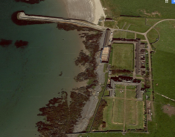 Мда, ну ты автор вообще  берем Гугл-мапс и добавляем информации об острове -
Высадится можно только в западной части (фото2) есть пирс и волнолом. В центре острова есть парк, комплекс зданий напоминающих английскую архитектуру 19 начала 20 века, а так же теплицы(фото 3).