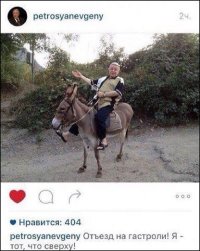 тот что сверху-это ведущий!...-на Регину он не похож...