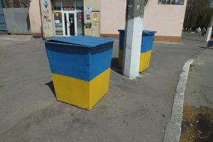 25 нестандартных подходов к оформлению мусорных баков