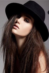 Правда шляпы тут не идут?;) Вот прям бесит? Да? Как жить то после этого?