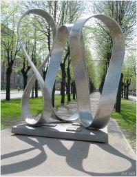 Мдаа, а вот такие червячки установили в центре Риге, в честь её 800-летия. Тут, если память не ошибает, раньше стоял памятник Ленину, но ведь эта "срань" куда эстетичнее, верно?