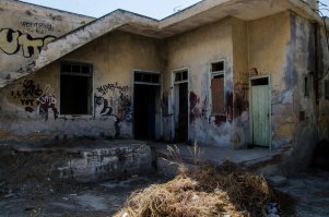 Не считая полуразрушенных стен в типа граффити