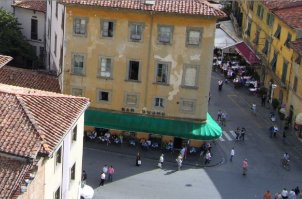 Был в Ларнаке - город как город. По-моему, автор ожидает чего то экстраординарного от курортных и туристических мест. Вот, полюбуйтесь на Пизу с высоты Пизанской башни. Там, если выйти из туристической зоны (500х500 метров) - вообще жесть, антисанитария и криминал.