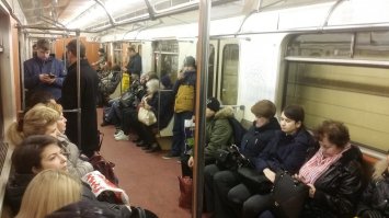 а вообще вот классическая картина в метро...
один мужик только сидел остальное бабьё...