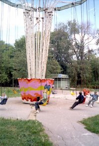 Карусель "Ветерок" - цепная конструкция с пластмассовым креслом. Цепляешься за впереди сидящего, на самой большой скорости ногами силой толкаешь его кресло. Казалось ускорение было бешеное.