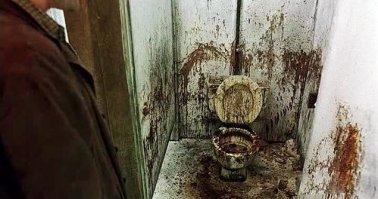 Не ново. к/ф "Отчаянный", помните вход в кассу к наркодилерам.
