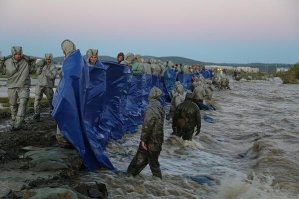 Когда будете читать про жертвы наводнения в США, вспомните этих ребят. На тот момент многих распирало от "ярости" что власти были не готовы к наводнению. Но ни кому не пришло в голову что вот эти ребята были готовы. Были готовы своей жизнью рискнуть ради других.